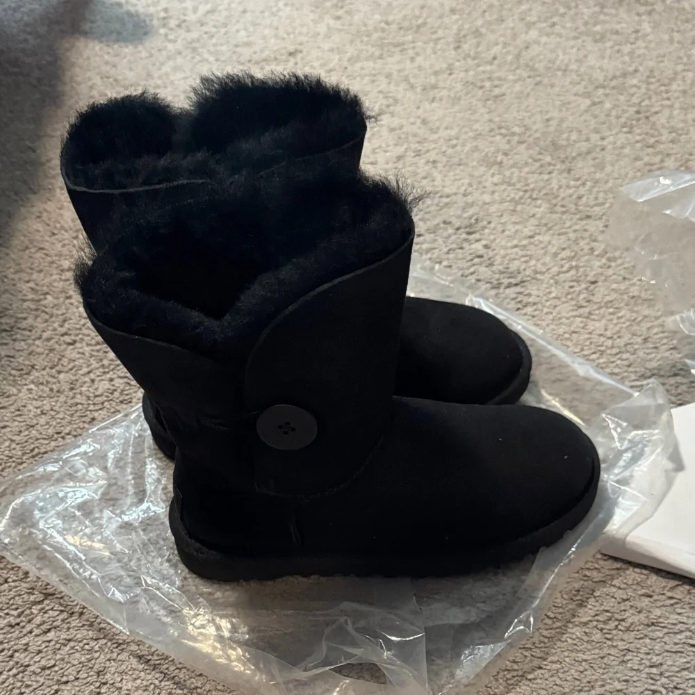 UGG Black Boots UGG Bailey Button II - Picture 4 of 7